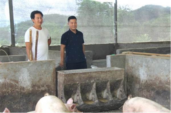 包云前（左一）和袁帅谋划着发展家庭农场